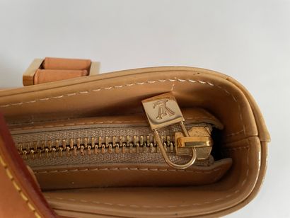 Louis VUITTON Circa 1999, 

Sac en cuir verni...