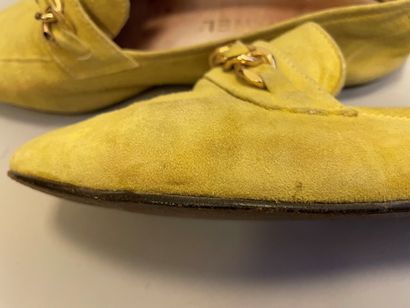 CHANEL

Paire de mocassin en daim jaune,...
