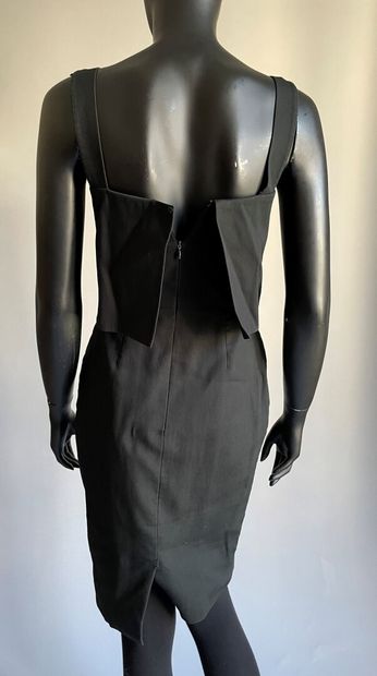 Christian DIOR Boutique

Robe droite à bretelles...