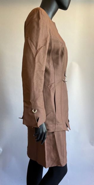 Thierry MUGLER

Tailleur en lainage marron...