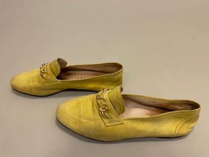 CHANEL

Paire de mocassin en daim jaune,...