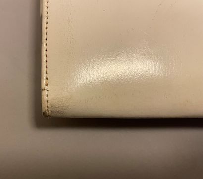 Jean PATOU

Sac en cuir blanc à fermeture...