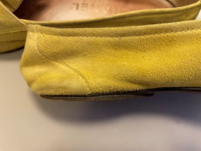 CHANEL

Paire de mocassin en daim jaune,...