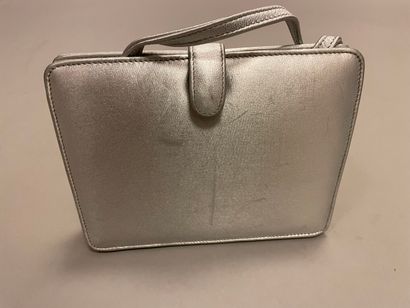 ANONYME, BERGDORF et GOODMAN 

Lot de deux...