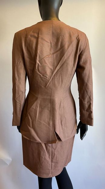 Thierry MUGLER

Tailleur en lainage marron...