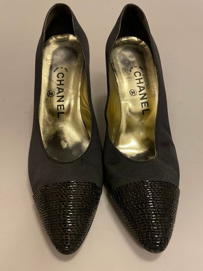 CHANEL

Lot composé de quatre paires d’escarpins...