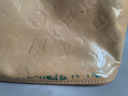 Louis VUITTON Circa 1999, 

Sac en cuir verni...