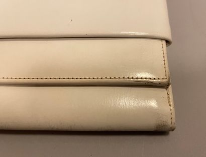 Jean PATOU

Sac en cuir blanc à fermeture...