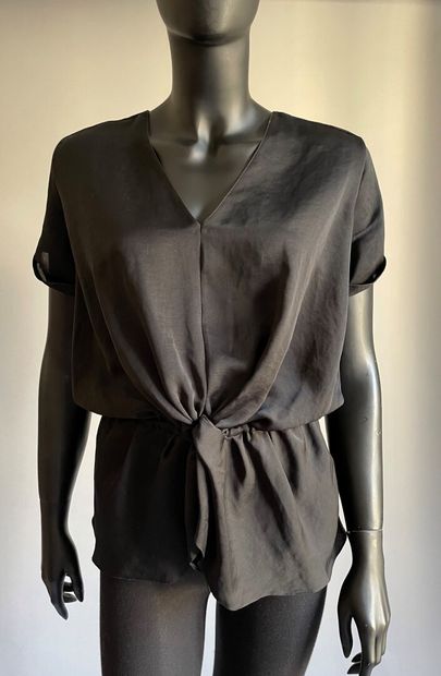 CARVEN

Top en mousseline noire, col V, manches...
