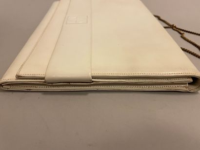 Jean PATOU

Sac en cuir blanc à fermeture...