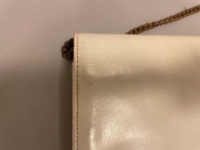Jean PATOU

Sac en cuir blanc à fermeture...