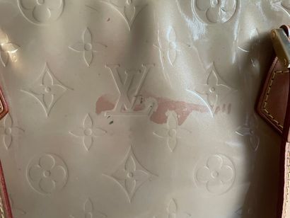 Louis VUITTON Circa 1999, 

Sac en cuir verni...