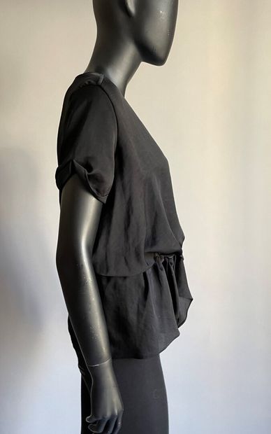 CARVEN

Top en mousseline noire, col V, manches...