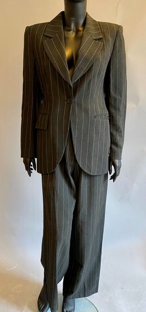 EMPORIO ARMANI

Lot composé de trois tailleurs,...