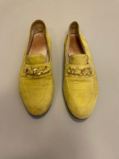 CHANEL

Paire de mocassin en daim jaune,...