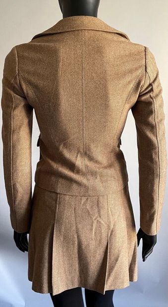 BURBERRY 

Tailleur en lainage chevrons beiges...