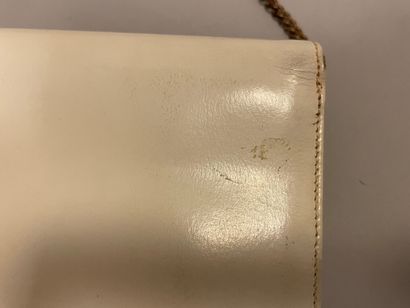 Jean PATOU

Sac en cuir blanc à fermeture...