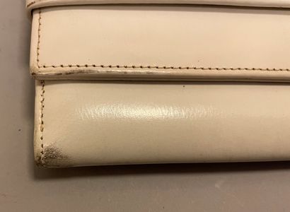 Jean PATOU

Sac en cuir blanc à fermeture...