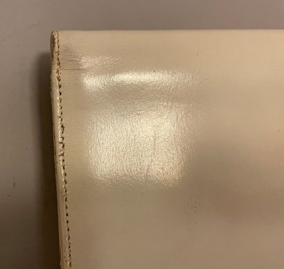 Jean PATOU

Sac en cuir blanc à fermeture...