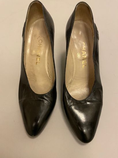 CHANEL

Lot composé de quatre paires d’escarpins...