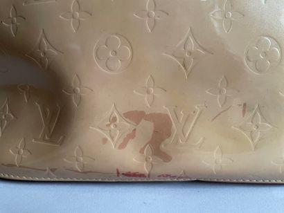 Louis VUITTON Circa 1999, 

Sac en cuir verni...