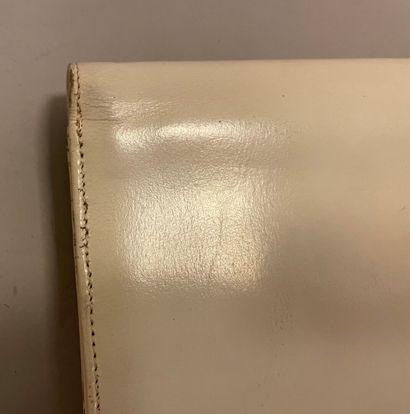 Jean PATOU

Sac en cuir blanc à fermeture...
