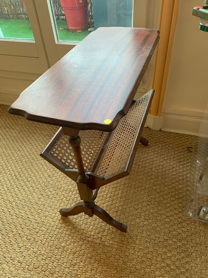 Magazine holder table

62 x 68 x 30 cm