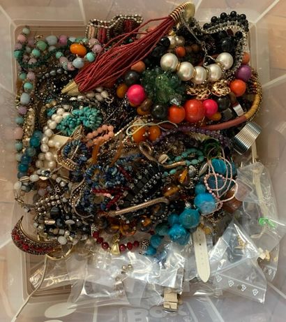 Strong batch of costume jewelry.