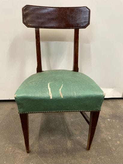 
Chaise en acajou, dossier bandeau

Style...