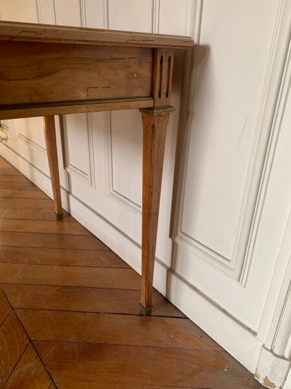 Game table in ceruse wood resting on sheath...