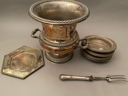 Medici shaped champagne bucket in silver...