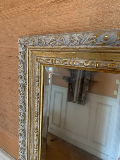 Gilded stucco mirror.

160 x 82 cm.