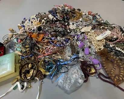 Very strong batch of costume jewelry