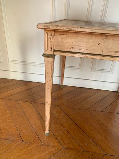 Game table in ceruse wood resting on sheath...