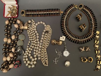 Lot of costume jewellery
