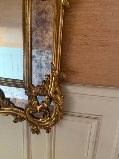 Important carved and gilded wood mirror with...