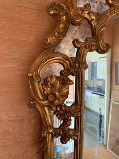Important carved and gilded wood mirror with...
