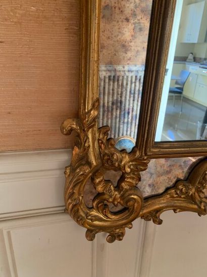 Important carved and gilded wood mirror with...