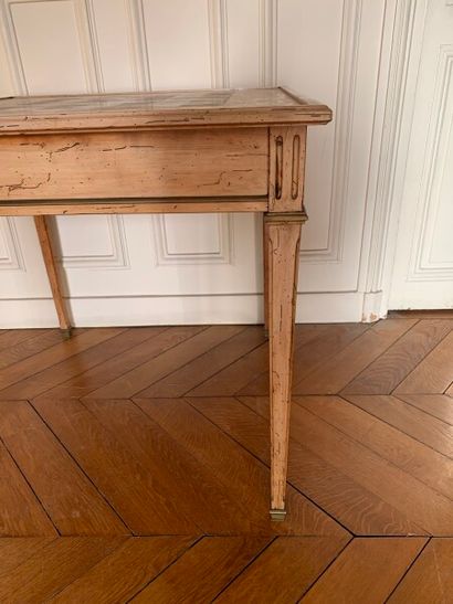 Game table in ceruse wood resting on sheath...