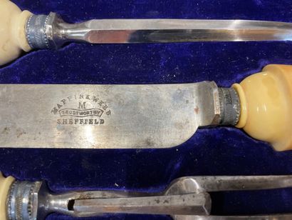 MAPPIN&WEBB.

Steel chopping set, horn handle

Worn,...