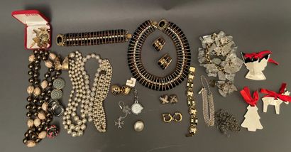 Lot of costume jewellery