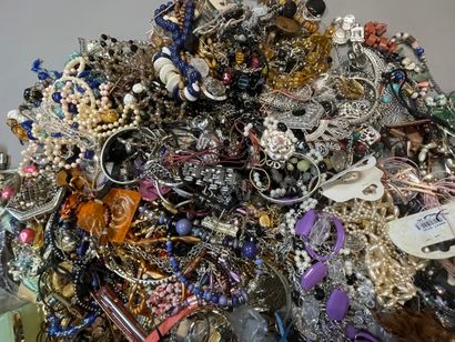Very strong batch of costume jewelry