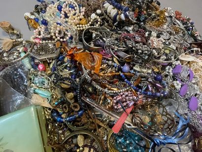 Very strong batch of costume jewelry