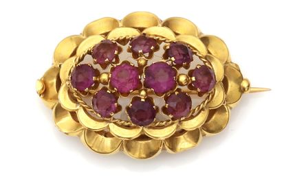 Broche ovale en or jaune, le centre pavé...