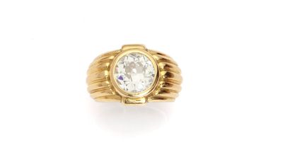 Bague ornée d'un brillant taille ancienne...