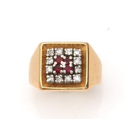 Bague chevalière en or jaune, le plateau...