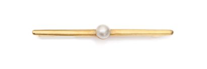 Broche barrette en deux ors ornée d'une perle...