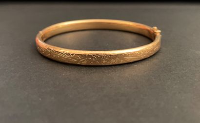 Bracelet jonc rigide ouvrant en or jaune...