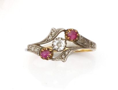 Bague ancienne ornée d'un brillant entre...