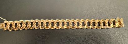 Bracelet chaîne maille américaine en or jaune.
Travail...